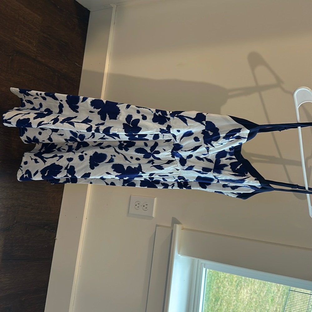 Allen B, size medium, new with tags.
